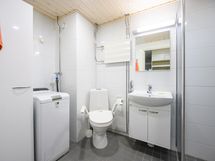 Yhdistetty kph/wc on remontoitu vesieristeineen ja laatoituksineen vuonna 2023.