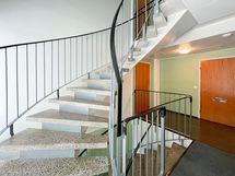 Porraskäytävä on siisti.