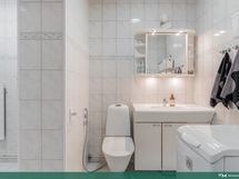 Kylpyhuoneessa myös toinen wc ja kodinhoito