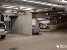 Autohallipaikka mahdollista ostaa erikseen. Lähellä sisäänkäyntiä ja suojassa seinän takana.