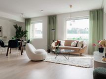 Valokuva ensimmäisen kerroksen vastaavasta kodista, jossa sama pohjaratkaisu.