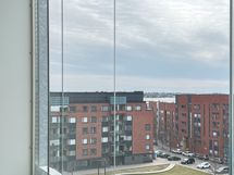 Parvekkeelta näkyy myös kaistale merta.