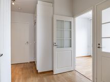 Eteisestä on kulku myös kahteen makuuhuoneeseen ja erilliseen wc:hen