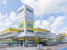 Keskustan tuntumassa on useampia kauppoja.