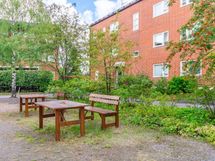 taloyhtiön sisäpihaa