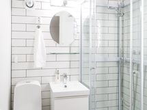 Kellarikerroksen kylpyhuone