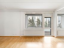 Olohuoneesta käynti lasitetulle parvekkeelle