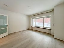 Tilavassa olohuoneessa on reilusti tilaa olohuoneen toiminnoille ja isollekin ruokapöydälle.