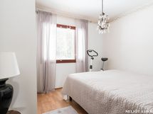 Makuuhuone 2 liukuovikaapistolla