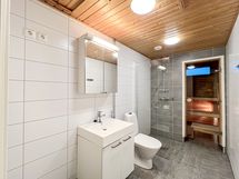 Tyylikäs ja siisti kylpyhuone.