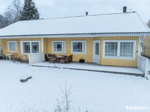 Takapihalla riittää tilaa viettää kesäiltoja tai antaa lapsien temmeltää