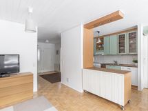 Eteisessä, keittiössä ja olohuoneessa on sauvaparketti, joka on hiottu ja lakattu v. 2007.