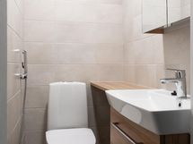 alakerran erillinen wc