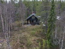 Mökki ja etupihaa