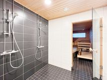 Taloyhtiön kylpyhuone.