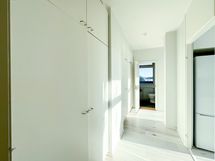 Eteisessä on runsaasti kaappitilaa.