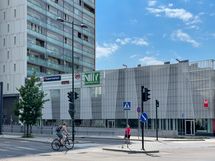 Ostoskeskus Niitty ja metroasema sijaitsevat alle 500 m päässä.