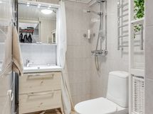 Raikas kylpyhuone on remontoitu taloyhtiön putkiremontin yhteydessä v. 2008