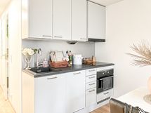 Avokeittiössä on integroituna astianpesukone ja induktioliesitaso.