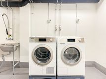 Pyykit peset kätevästi taloyhtiön pyykkituvassa.