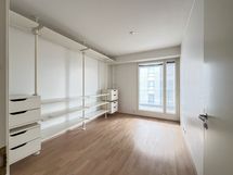 Makuuhuoneessa on moderni säilytysjärjestelmä vaatteille.