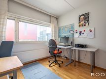 Kadun puoleinen makuuhuone soveltuu hyvin myös työhuoneeksi.