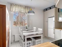 Keittiöön mahtuu pöytä