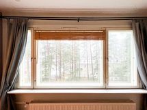 Ikkunoista aukeaa rauhallinen metsäisä maisema Kaakon suuntaan.