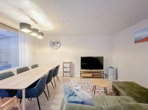 Olohuone ja avokeittiö muodostavat tilavan kokonaisuuden.