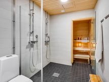 Kaksi suihkua ja oma sauna
