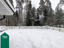 Takapiha on aidattu ja rajoittuu pieneen metsikköön
