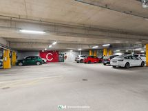 Huoneiston yhteydessä mahdollisuus ostaa sähköauton latauslaitteella varustettu autohallipaikka