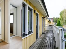 Tuulikaappi ja kulku pääovelle