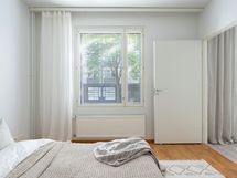 Ikkunat aamuauringon suuntaan.