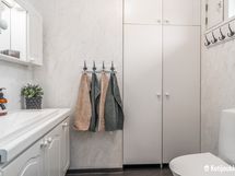 Erillis wc on tilava / Det enskilda wc:t är rymligt