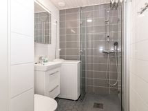 Kylpyhuone on uusittu putkistosaneerauksen yhteydessä ja pyykinpesukoneelle on myös oma paikka.