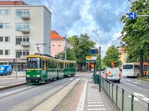 Raitiovaunu- ja bussipysäkkit lyhyen kävelymatkan päässä.