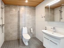 Kylpyhuone on todella tilava ja pesutornillekin on paikkansa.