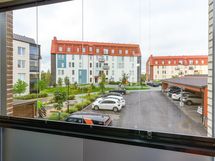 Lasitetulta parvekkeelta on näkymät sisäpihalle ja ilta-aurinkoon