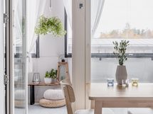 Koko asunnon levyinen parveke