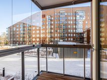 Ikkunat ja lasitettu parveke aukeavat sisäpihalle itään päin.