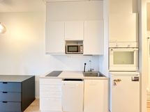 Avokeittiö on kompakti ja toimiva.