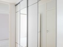 Liukuovikaapisto sisääntulossa.