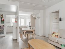 Toimiva ruokailutila keittiön ja olohuoneen välissä.