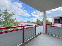 Tilavalta parvekkeelta on upeat näkymät etelän suuntaan.
