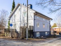 Talon julkisivua Pintiäläntieltä