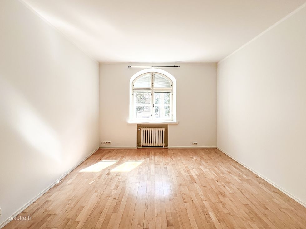 Valoisa läpitalonasunto loistavalla sijainnilla! Huoneen ikkuna on etelään, Helsinginkadulle päin.
