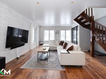 Olohuone keittiön suunnasta