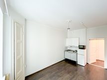 Huoneen puolella on kulmakaappi.