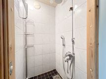 Suihkuhuone on tilava ja siisti.